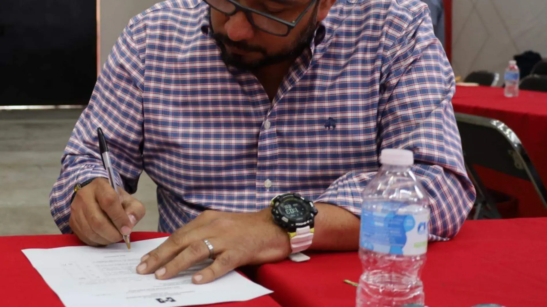 julio gamboa firmando